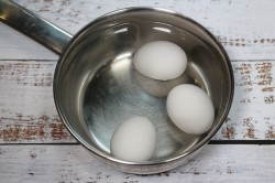 Декупаж пасхальных яиц цветными салфетками - шаг 2