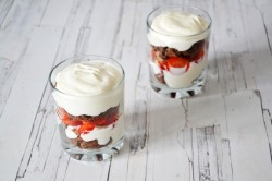 название картинки Десерт из клубники и сметаны