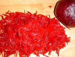 салат из свеклы с изюмом и орехами