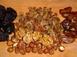 салат из свеклы с изюмом и орехами