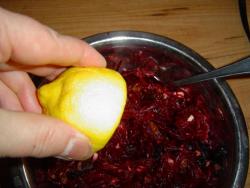 салат из свеклы с изюмом и орехами