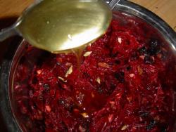 салат из свеклы с изюмом и орехами