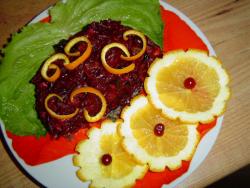 салат из свеклы с изюмом и орехами