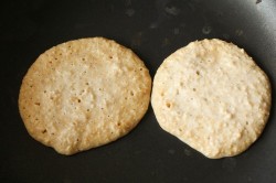 Диетические панкейки овсяные на молоке - шаг 11