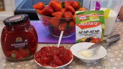 Джем из клубники с кусочками ягод с агар-агаром - шаг 1