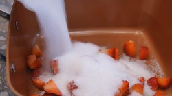 Джем из клубники с кусочками ягод с агар-агаром - шаг 4