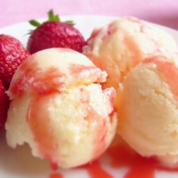 Домашнее мороженое без сливок с клубничным соусом