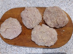 название картинки Бургеры с мясным фаршем, помидорами и листьями салат