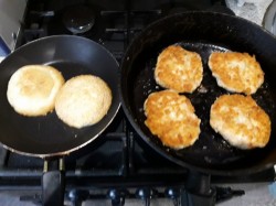 название картинки Бургеры с мясным фаршем, помидорами и листьями салат