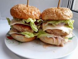 название картинки Бургеры с мясным фаршем, помидорами и листьями салат