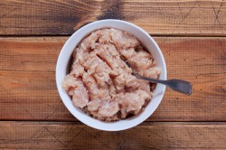 Пельмени в пельменнице домашние - шаг 4 Пельмени в пельменнице домашние - шаг 4