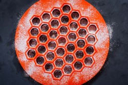 Пельмени в пельменнице домашние - шаг 5 Пельмени в пельменнице домашние - шаг 5