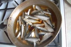 Шпроты из кильки домашние на зиму - шаг 4 Шпроты из кильки домашние на зиму - шаг 4