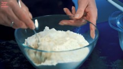 Домашние ватрушки с творогом, ванилью и изюмом