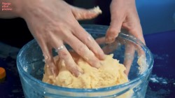 Домашние ватрушки с творогом, ванилью и изюмом