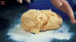 Домашние ватрушки с творогом, ванилью и изюмом