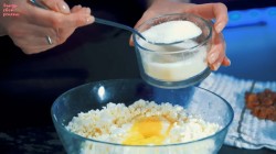 Домашние ватрушки с творогом, ванилью и изюмом