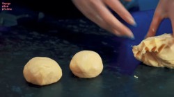 Домашние ватрушки с творогом, ванилью и изюмом