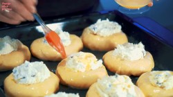 Домашние ватрушки с творогом, ванилью и изюмом