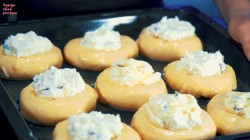 Домашние ватрушки с творогом, ванилью и изюмом