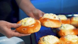 Домашние ватрушки с творогом, ванилью и изюмом