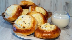 Домашние ватрушки с творогом, ванилью и изюмом