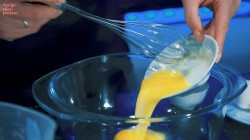 Домашние ватрушки с творогом, ванилью и изюмом