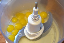 название картинки Майонез на перепелиных яйцах и оливковом масле в блендере