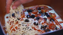 Домашняя быстрая пицца с колбасой на сковороде - шаг 10 Домашняя быстрая пицца с колбасой на сковороде - шаг 10