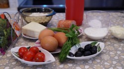 Домашняя быстрая пицца с колбасой на сковороде - шаг 1 Домашняя быстрая пицца с колбасой на сковороде - шаг 1