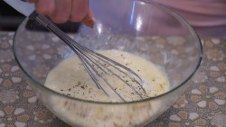 Домашняя быстрая пицца с колбасой на сковороде - шаг 3 Домашняя быстрая пицца с колбасой на сковороде - шаг 3