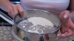 Домашняя быстрая пицца с колбасой на сковороде - шаг 4 Домашняя быстрая пицца с колбасой на сковороде - шаг 4