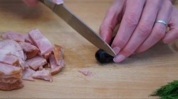 Домашняя быстрая пицца с колбасой на сковороде - шаг 6 Домашняя быстрая пицца с колбасой на сковороде - шаг 6