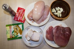 Свиная колбаса с курином филе в фольге в духовке - шаг 1 Свиная колбаса с курином филе в фольге в духовке - шаг 1