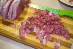 Свиная колбаса с курином филе в фольге в духовке - шаг 2 Свиная колбаса с курином филе в фольге в духовке - шаг 2