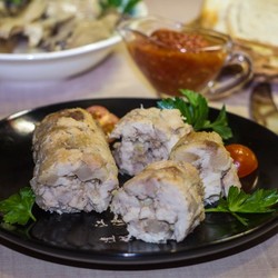 Свиная колбаса с курином филе в фольге в духовке