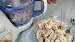 Домашняя куриная колбаса со свеклой и мускатным орехом - шаг 3