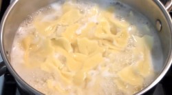 Домашняя паста фарфалле в сливочном соусе