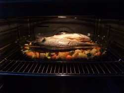 Дорада в духовке запеченная с картофелем и овощами