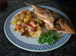Дорада в духовке запеченная с картофелем и овощами