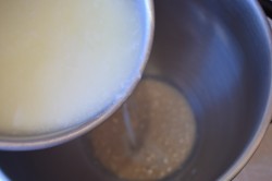 название картинки Дрожжевое тесто на кислом молоке