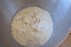 название картинки Дрожжевое тесто на кислом молоке