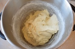 название картинки Дрожжевое тесто на кислом молоке