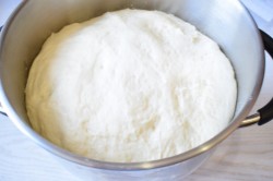 название картинки Дрожжевое тесто на кислом молоке