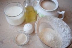 название картинки Дрожжевое тесто на кислом молоке