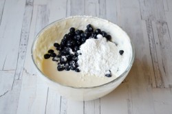 Творожно овсяная запеканка с черникой - шаг 6