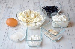 Творожно овсяная запеканка с черникой - шаг 1