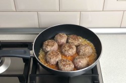 Ежики на сковороде из фарша с рисом