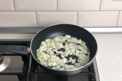 Ежики на сковороде из фарша с рисом