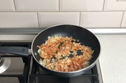 Ежики на сковороде из фарша с рисом